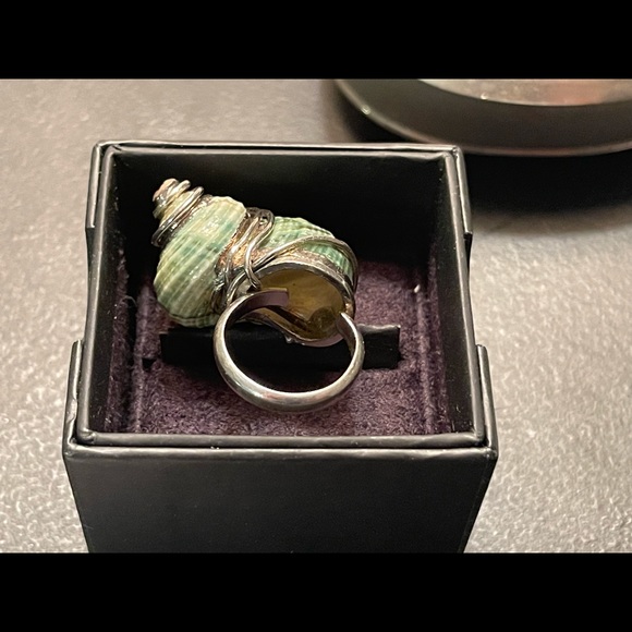 ENAMEL SNAIL SHELL RING⚜️Beautiful green enameled shell w/silver tone 🎉HP🎉 - Picture 2 of 8